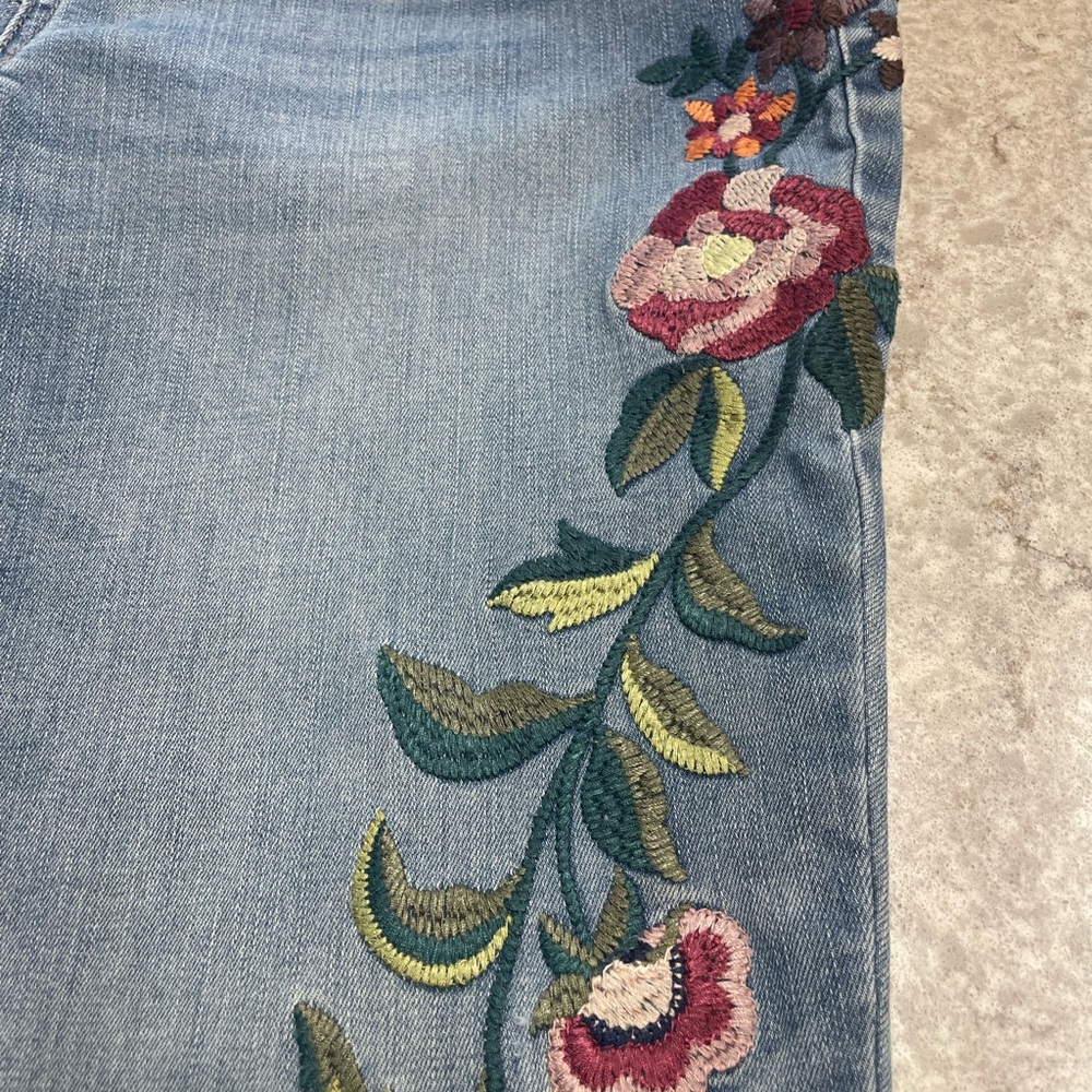 🌷💕🌷Chico's Blue Jeans with Floral Embroidery - Picture 2 of 8